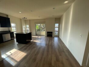 5842 Harold Way, Unit 304 in Los Angeles, CA - Building Photo - Building Photo
