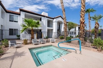 The Village at Lindsay Park Apartments in Mesa, AZ - Foto de edificio - Building Photo