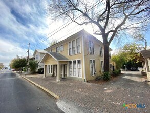 323 W Hutchison St in San Marcos, TX - Foto de edificio - Building Photo