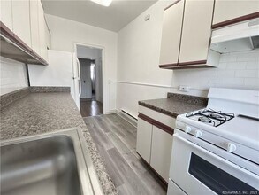 120 Woodside Green in Stamford, CT - Building Photo - Building Photo