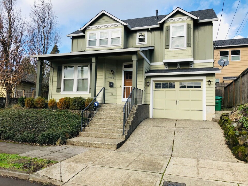5625 NE Everett St in Portland, OR - Foto de edificio