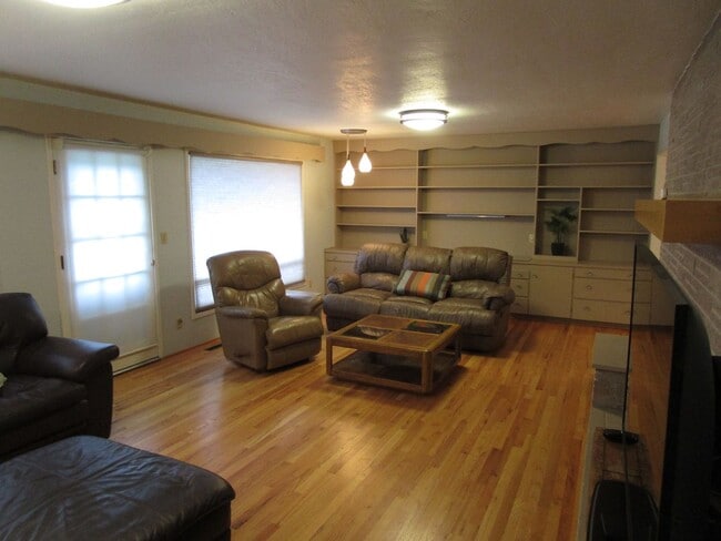 330 SE Fairview St in Prineville, OR - Building Photo - Building Photo