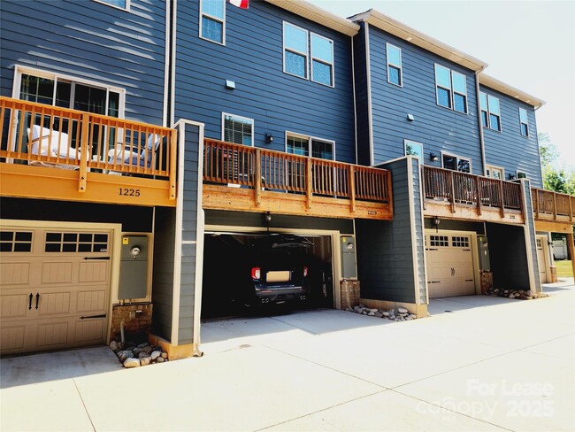 1229 Queen Lyon Ct in Charlotte, NC - Building Photo - Building Photo