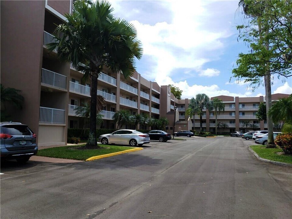 7793 Trent Dr in Tamarac, FL - Building Photo
