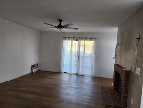 13272 Salmon River Rd, Unit 104 in San Diego, CA - Foto de edificio - Building Photo