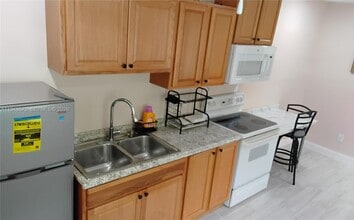 4199 NW 52nd Ave in Lauderdale Lakes, FL - Building Photo - Building Photo