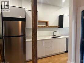 158 Wellington St S in Hamilton, ON - Building Photo