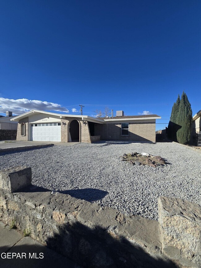 4613 Sun Valley Dr in El Paso, TX - Foto de edificio - Building Photo
