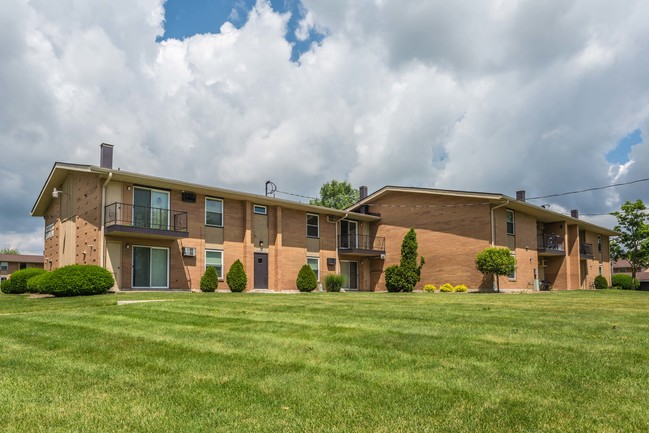 Central Park West Apartments & Townhomes in Youngstown, OH - Foto de edificio - Building Photo