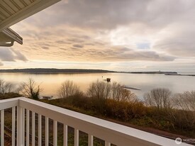 1055 Peace Portal Dr in Blaine, WA - Building Photo