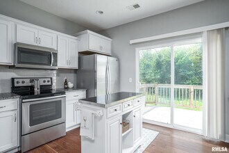 710 Cox Ct in Le Claire, IA - Building Photo - Building Photo