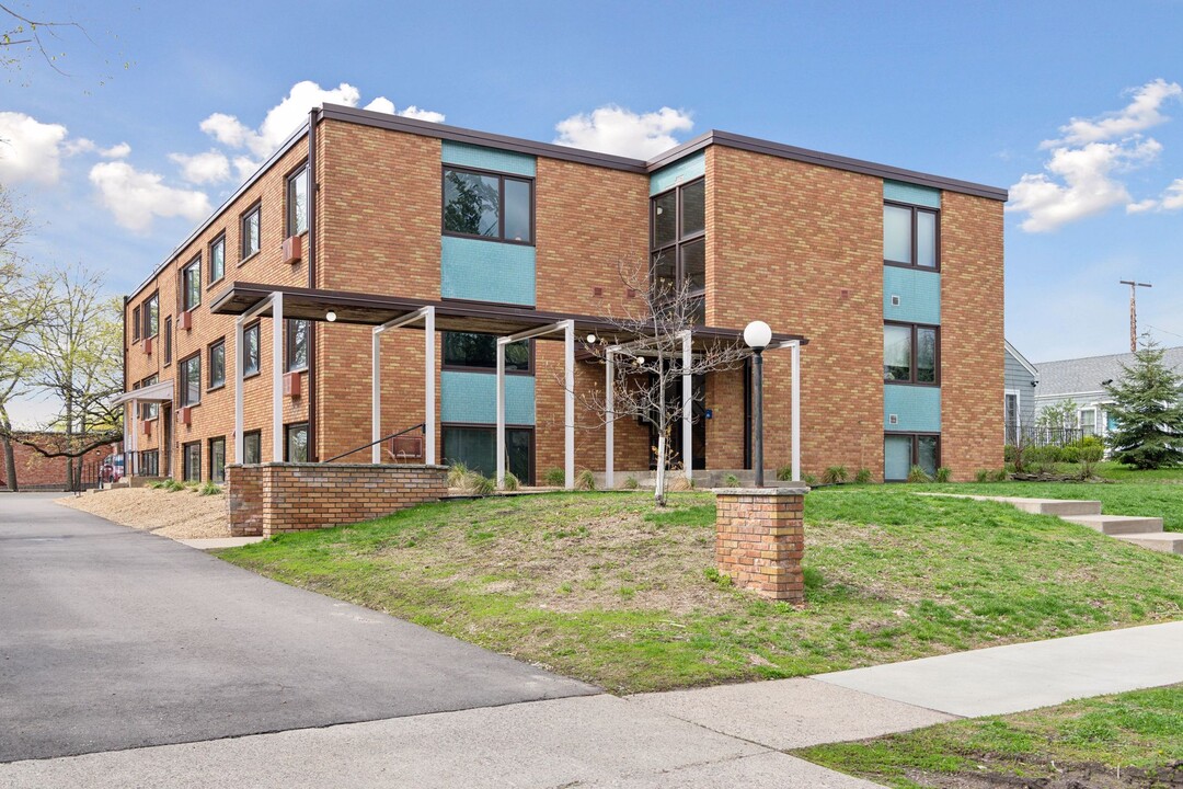 Karmel Apartments in Minneapolis, MN - Foto de edificio