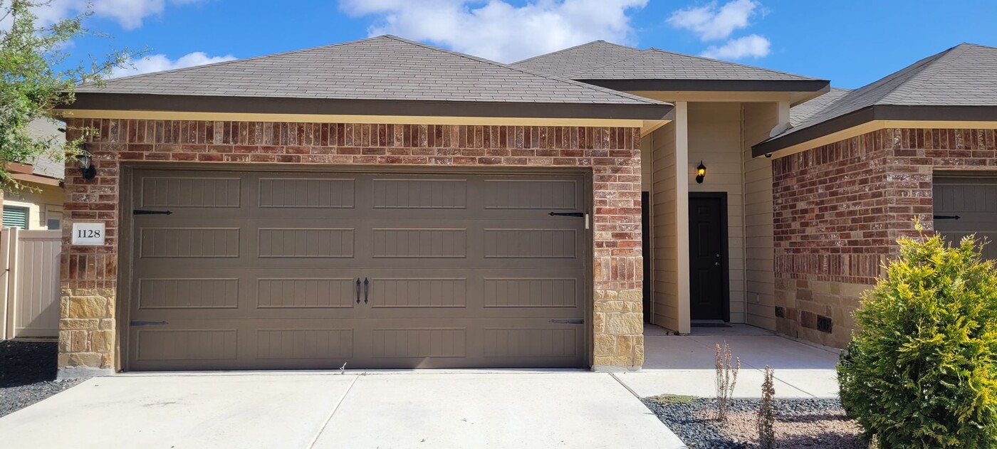 1128-1130 Burek Cross in Seguin, TX - Building Photo