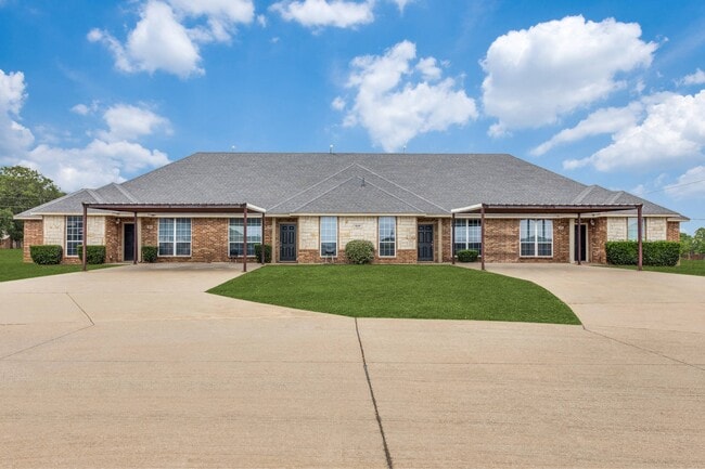 Colonial in Cleburne, TX - Building Photo - Building Photo