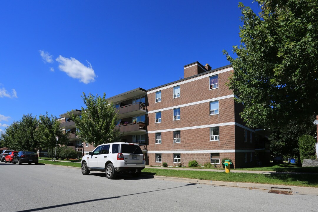 Holgate Court in Barrie, ON - Building Photo