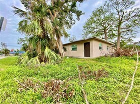 1534 Oak Dr in Ft. Myers, FL - Building Photo