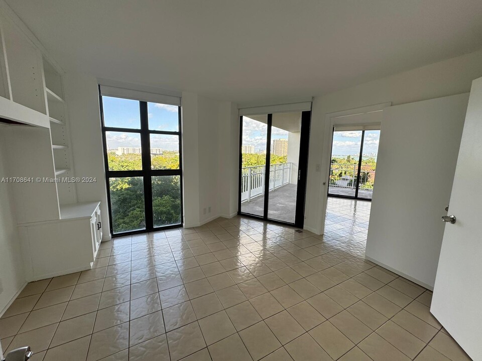 1000 Quayside Ter, Unit # 809 in Miami, FL - Building Photo