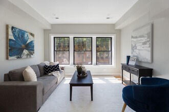 2457 W Logan Blvd, Unit 2 in Chicago, IL - Foto de edificio - Building Photo