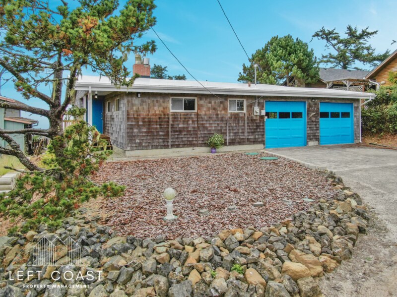 1718 NW Jones Ct in Waldport, OR - Building Photo