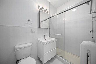 631 W Roscoe St, Unit h3 in Chicago, IL - Building Photo - Building Photo