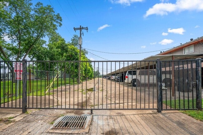 7817 Fuqua St in Houston, TX - Building Photo - Building Photo