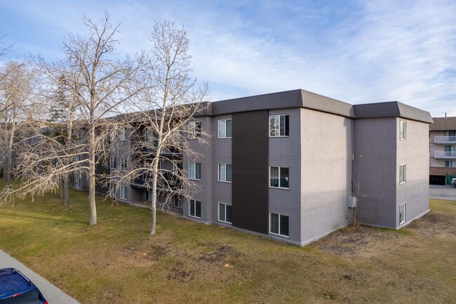 Huntsville Apartments in Calgary, AB - Building Photo - Building Photo