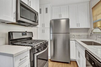 13804 Moorpark St, Unit 13808 Unit A in Los Angeles, CA - Foto de edificio - Building Photo