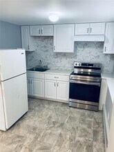 203 N Evergreen Dr in Selden, NY - Foto de edificio - Building Photo