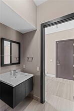 8415 NW 34th St in Doral, FL - Foto de edificio - Building Photo