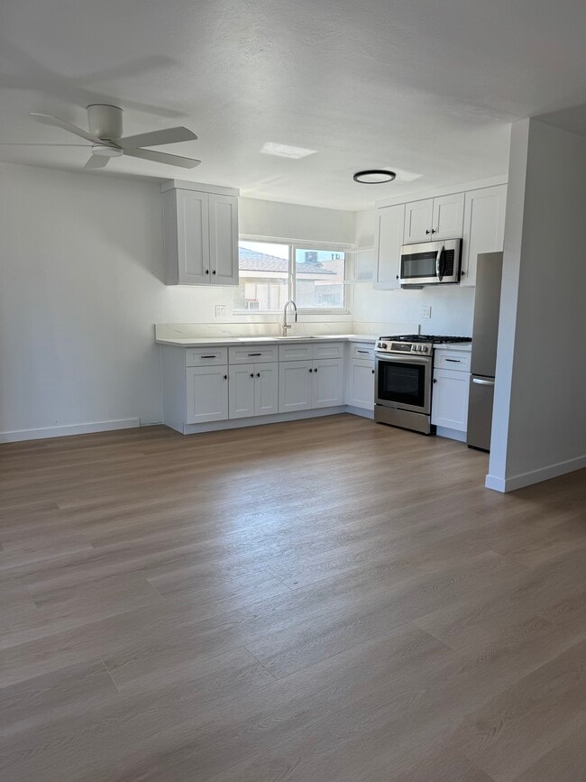 2232 E Joana Dr, Unit D in Santa Ana, CA - Building Photo - Building Photo