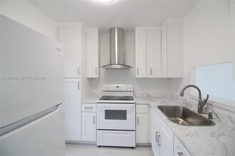 5031 W Oakland Park Blvd in Lauderdale Lakes, FL - Building Photo - Building Photo