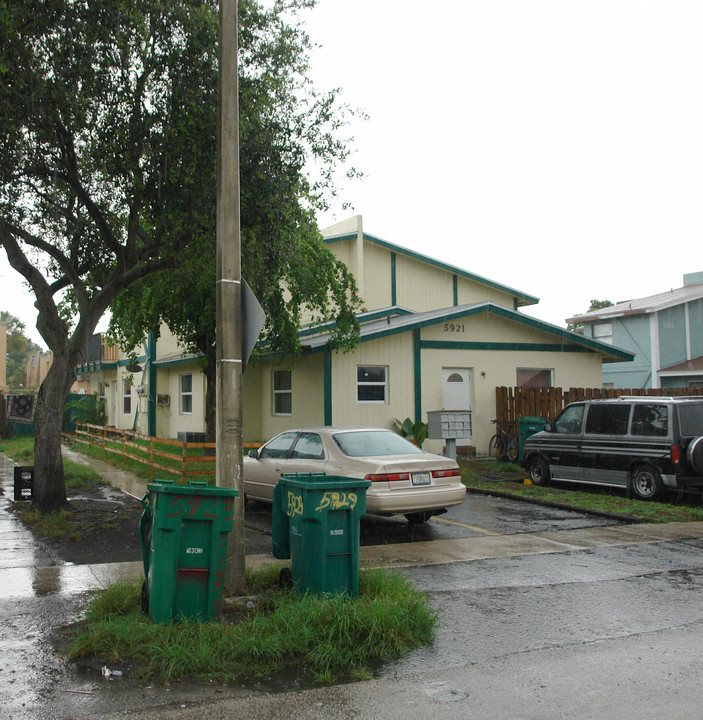 5921 NW 23rd St in Fort Lauderdale, FL - Building Photo