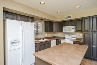548 E Cathy Dr in Gilbert, AZ - Building Photo - Building Photo