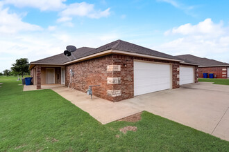 Waters Edge Duplexes in Stillwater, OK - Foto de edificio - Building Photo