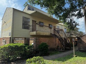 7901 Cambridge St in Houston, TX - Building Photo
