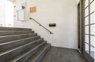 Aqua Vista Villa Apartments in North Hollywood, CA - Foto de edificio - Building Photo