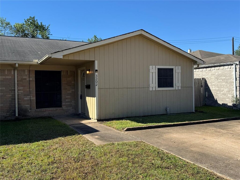 3302 Scotch Moss Ln in La Porte, TX - Building Photo