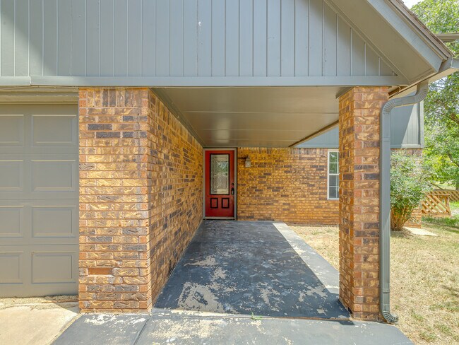 9710 N Oak Cliff Dr in Edmond, OK - Building Photo - Building Photo