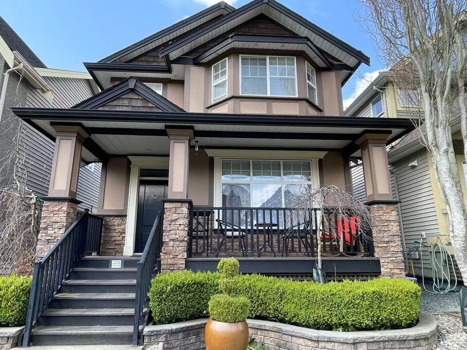 6671-192A 192a St in Surrey, BC - Building Photo