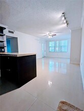 4561 W McNab Rd in Pompano Beach, FL - Foto de edificio - Building Photo
