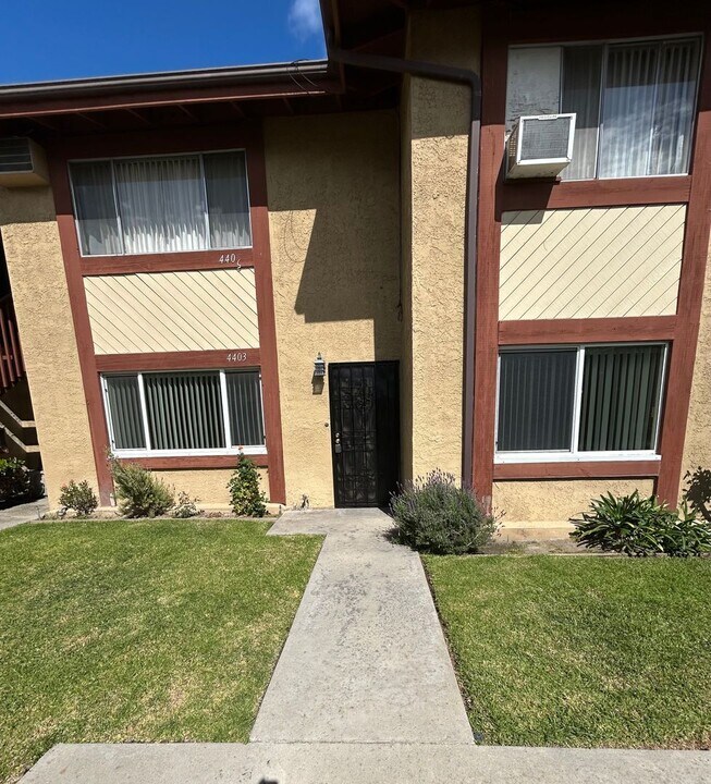 4407 Farquhar Ave-Unit -4403 in Los Alamitos, CA - Building Photo