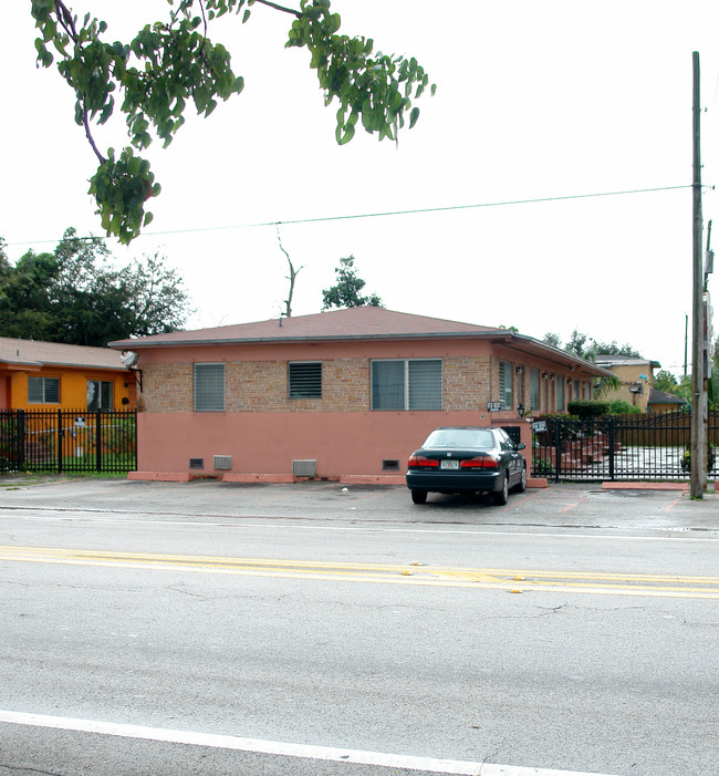 80-90 NE 71st St in Miami, FL - Building Photo - Building Photo