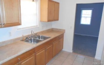 2443 Hester Ct in Keego Harbor, MI - Building Photo - Building Photo