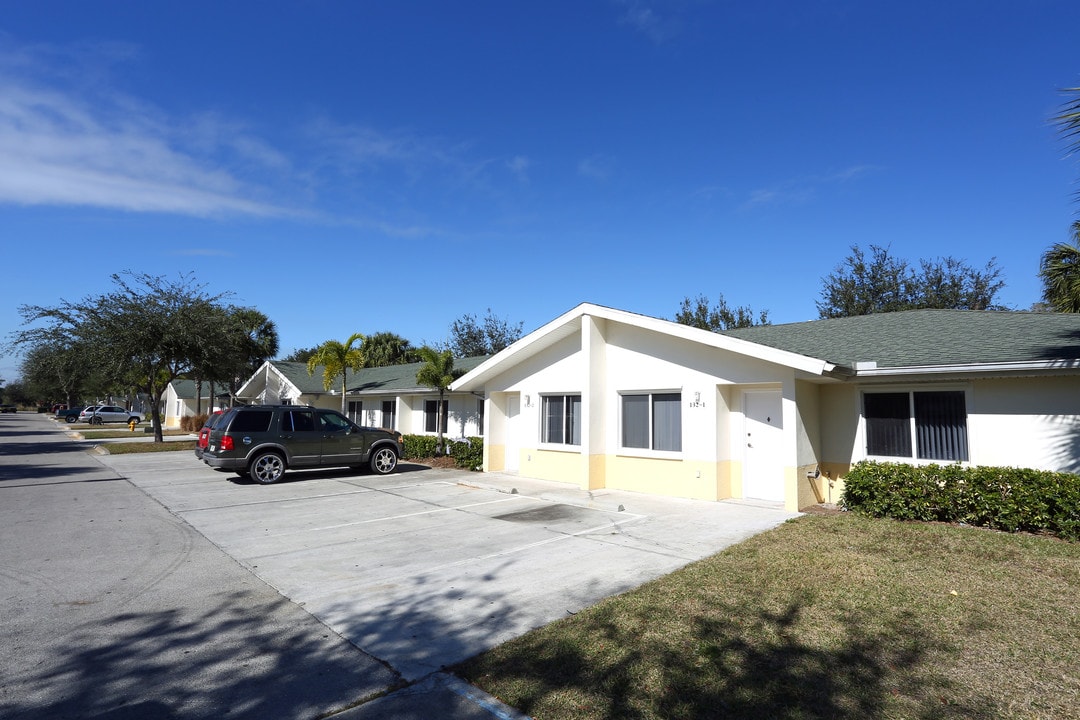 Main Street Village in Immokalee, FL - Foto de edificio