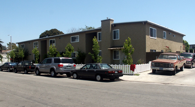 Sycamore Apartments in Huntington Beach, CA - Foto de edificio - Building Photo