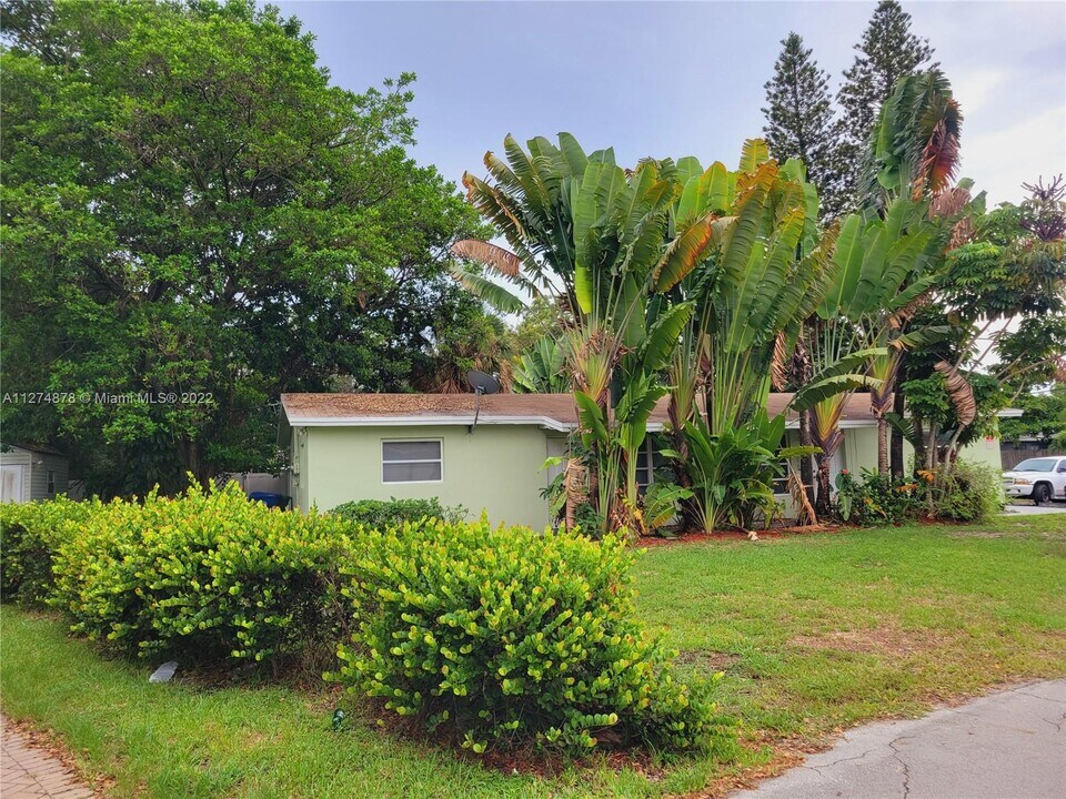 2504 NW 9th Ln, Unit 2 in Wilton Manors, FL - Foto de edificio