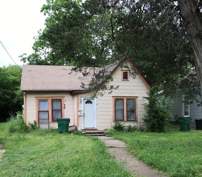 property at 208 N Lumpkin St