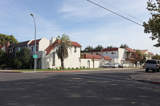 211-237 Starr Ave in Turlock, CA - Foto de edificio - Building Photo