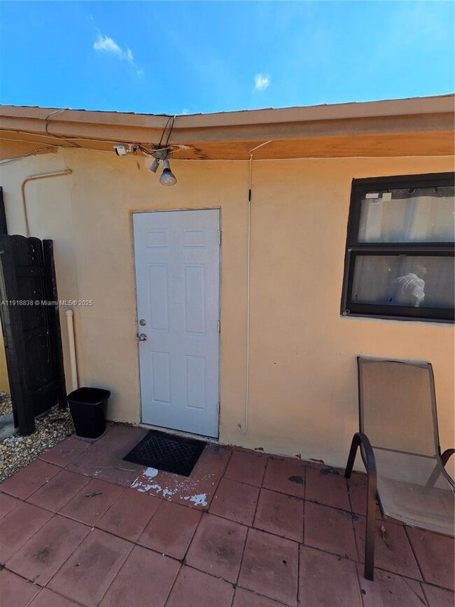 1232 NW 188th Terrace in Miami, FL - Foto de edificio - Building Photo