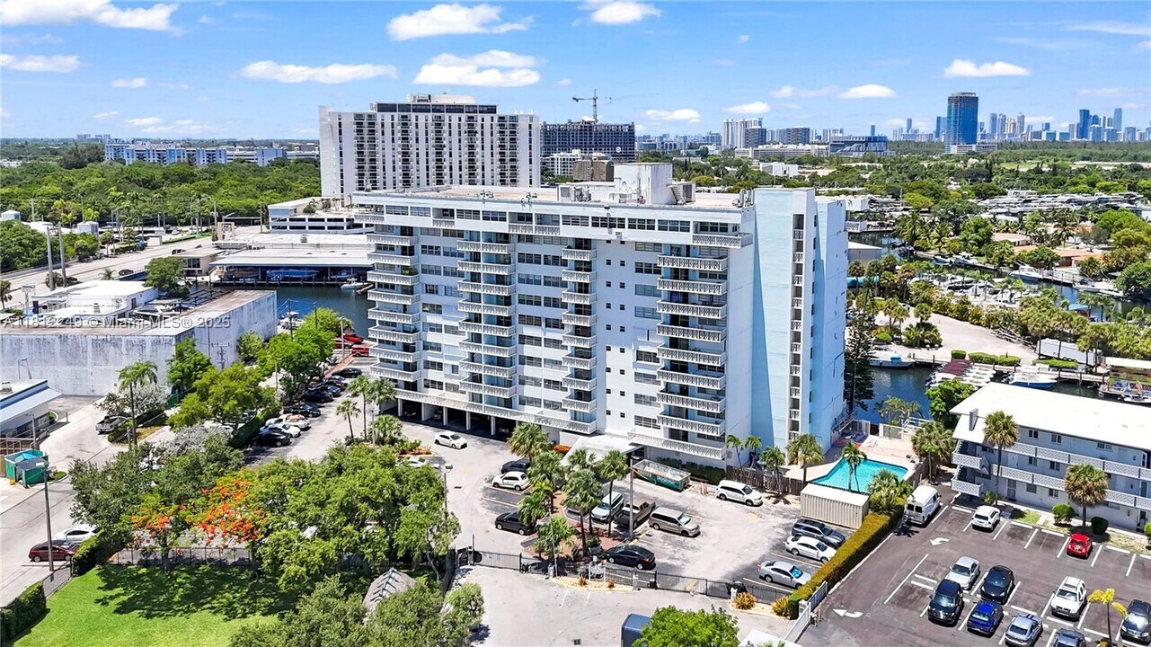 13155 Ixora Ct in North Miami, FL - Building Photo